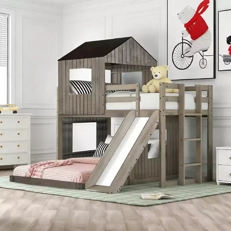 Lit superposé en bois Luxystar avec couchage supérieur une place et inférieur deux places, maisonnette, toboggan et barrières de sécurité