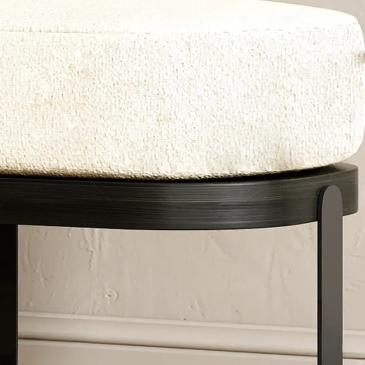 Panca corta moderna in legno con imbottitura beige