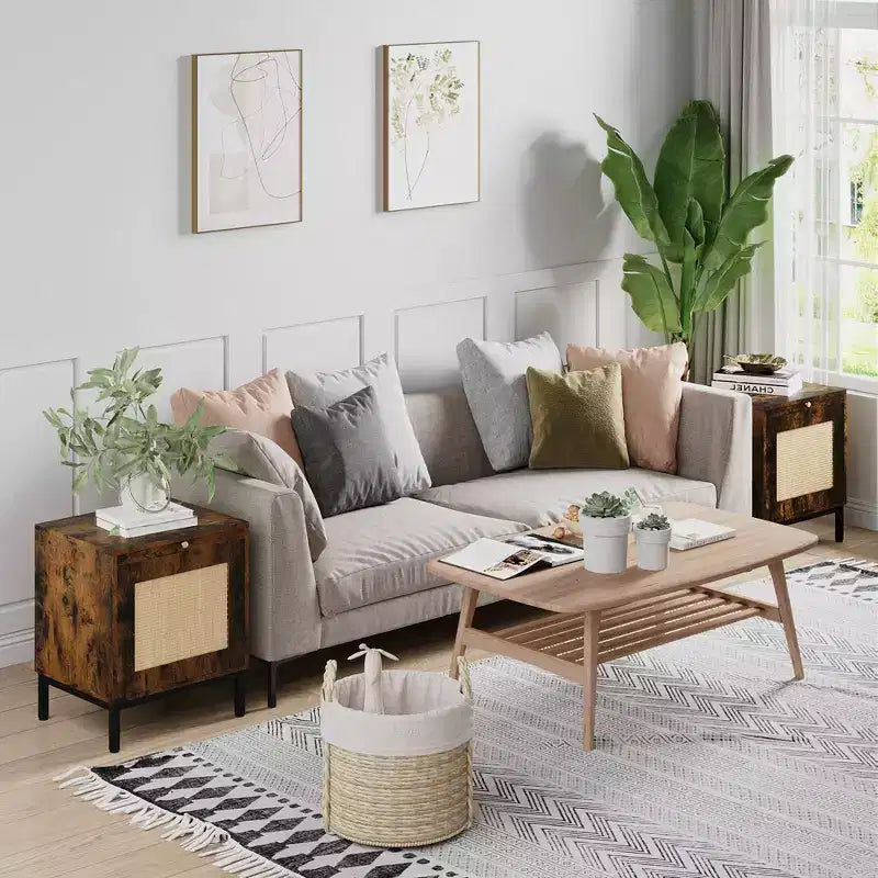 Tavolino in rattan, comodino in legno con vassoio estraibile