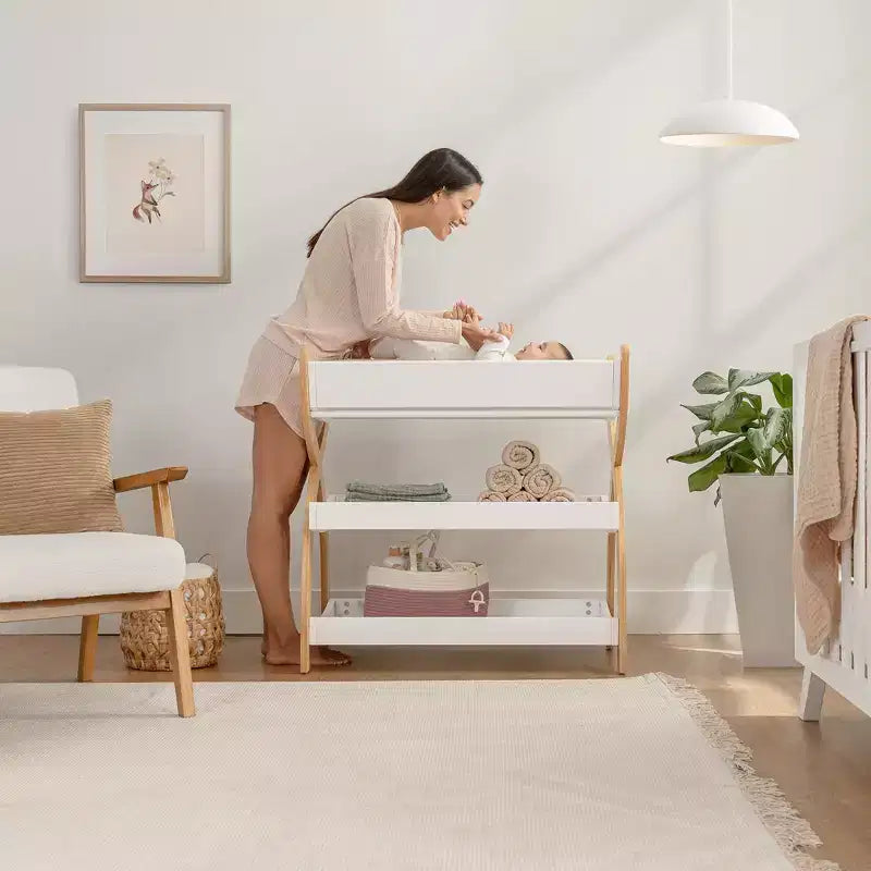 Mesa muda-fraldas Comfy Cubs - construção robusta em madeira, visual intemporal, com duas prateleiras abertas para artigos essenciais do bebé