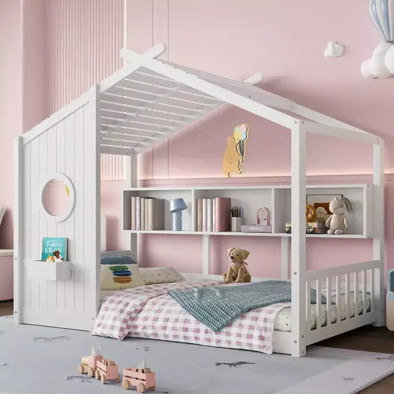 Bodenbett in Hausform mit integrierten Ablagefächern und Latten-Dach