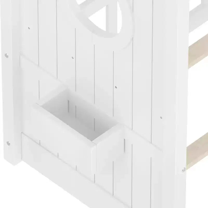 Bodenbett in Hausform mit integrierten Ablagefächern und Latten-Dach