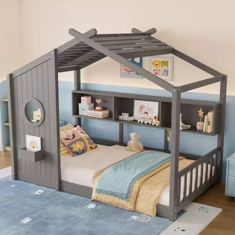 Bodenbett in Hausform mit integrierten Ablagefächern und Latten-Dach