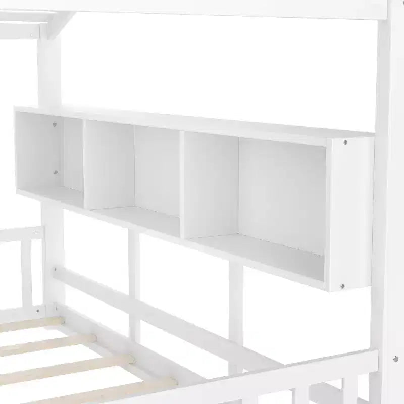 Bodenbett in Hausform mit integrierten Ablagefächern und Latten-Dach