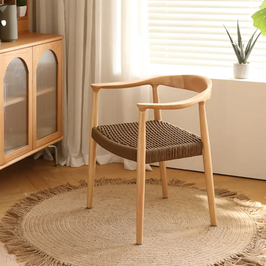 Chaise de salle à manger scandinave avec structure en bois courbé, assise tressée et accoudoirs