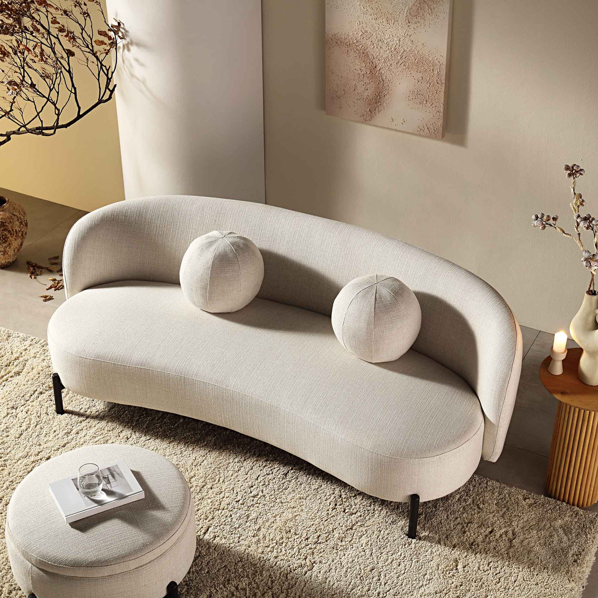 Canapé incurvé 3 places avec coussins ronds, mélange de lin beige