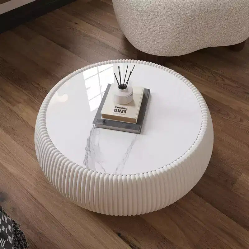 Mesa de centro redonda moderna Okak em forma de tambor, com tampo de mármore e laterais de couro, mesa central elegante para sala de estar e quarto