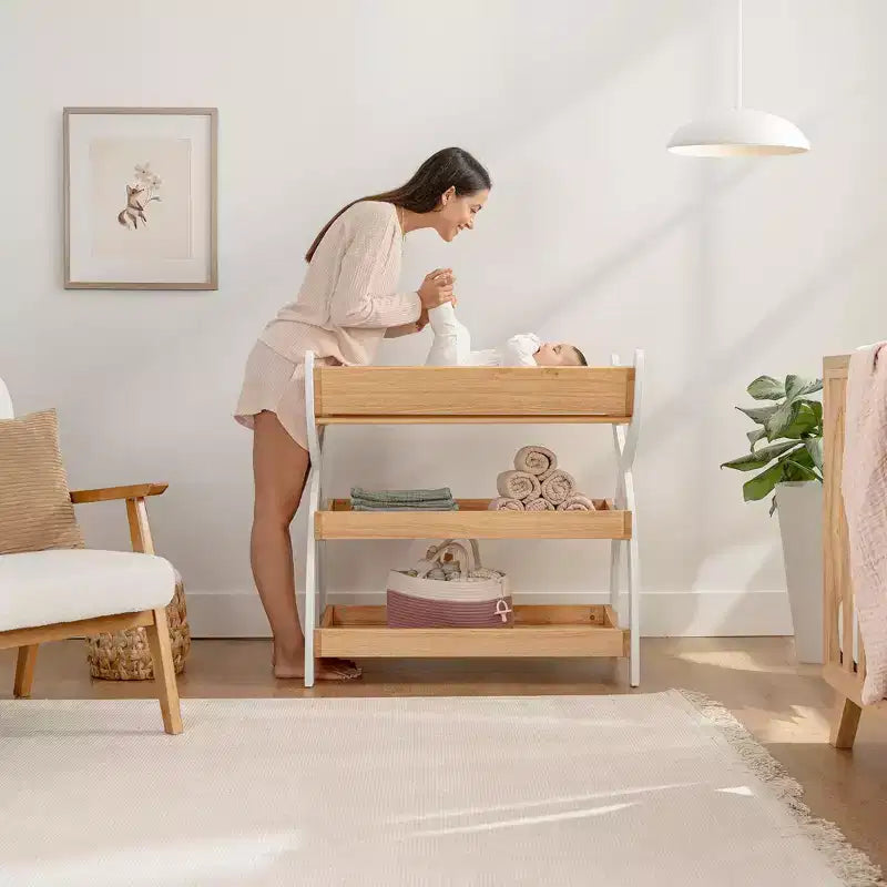 Mesa muda-fraldas Comfy Cubs - construção robusta em madeira, visual intemporal, com duas prateleiras abertas para artigos essenciais do bebé