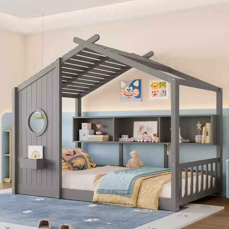 Bodenbett in Hausform mit integrierten Ablagefächern und Latten-Dach