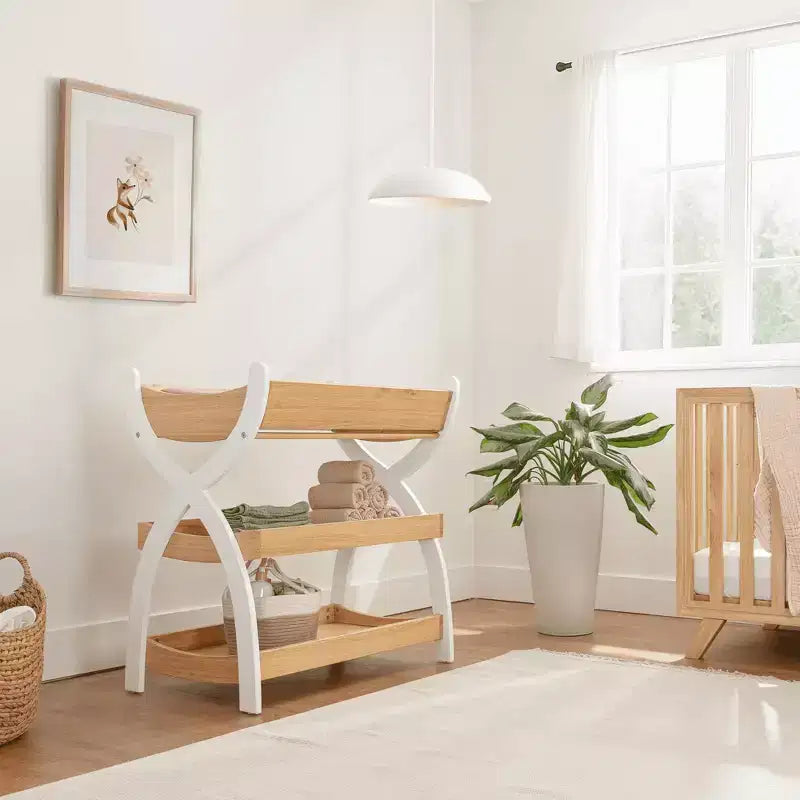 Mesa muda-fraldas Comfy Cubs - construção robusta em madeira, visual intemporal, com duas prateleiras abertas para artigos essenciais do bebé