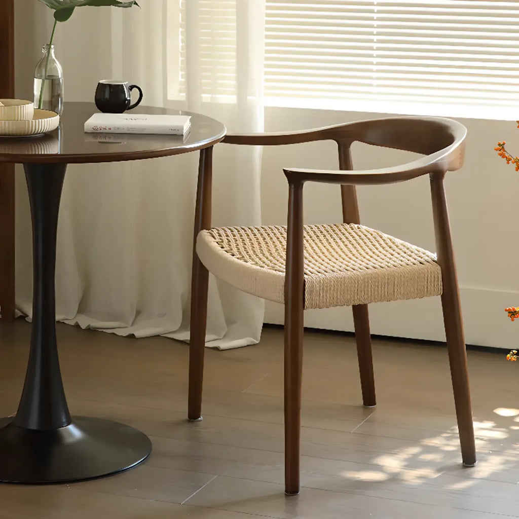 Chaise de salle à manger scandinave avec structure en bois courbé, assise tressée et accoudoirs