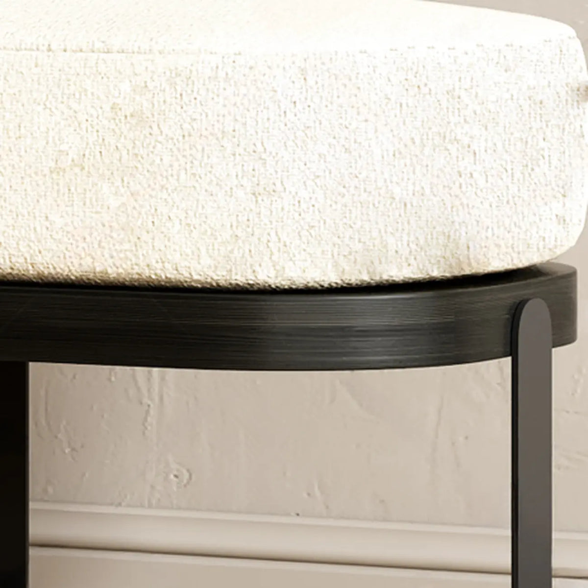 Panca corta moderna in legno con imbottitura beige