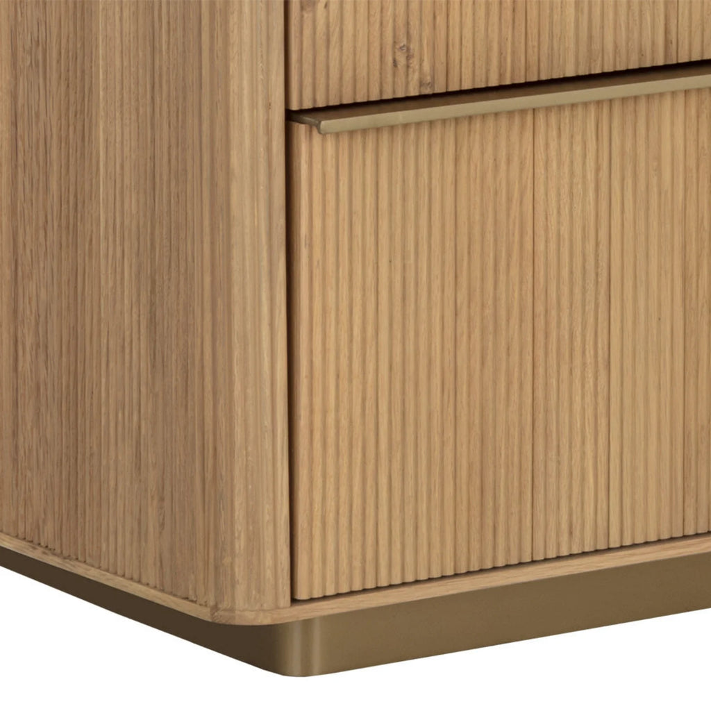 Cómoda moderna em carvalho com acabamento escultural e estriado - quarto | acabamento dourado escovado