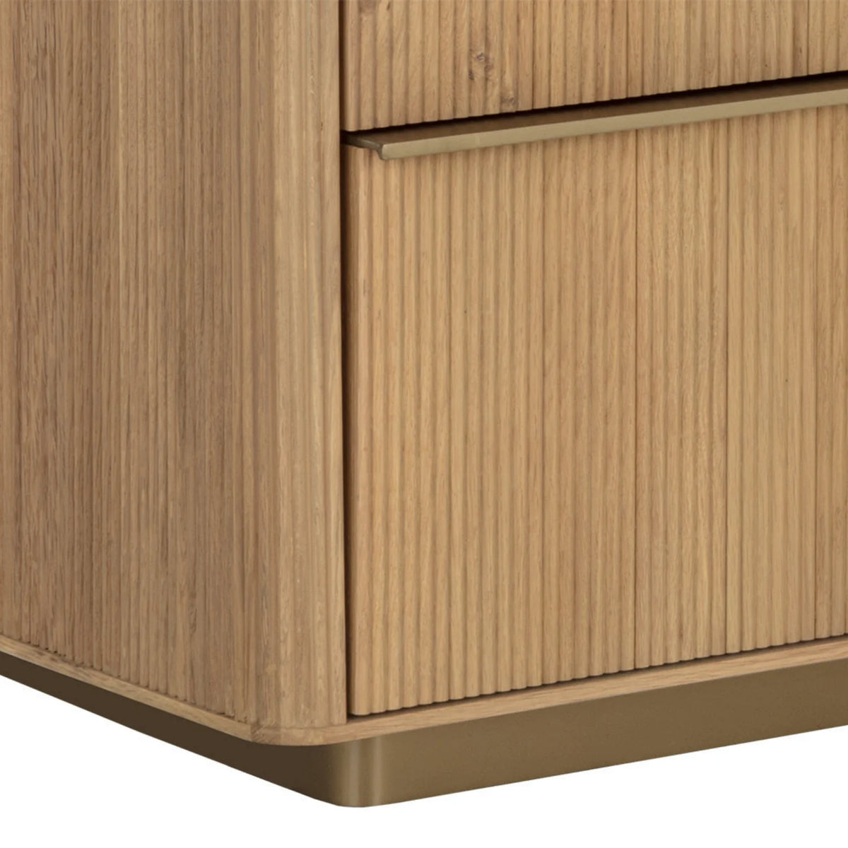 Cómoda moderna em carvalho com acabamento escultural e estriado - quarto | acabamento dourado escovado