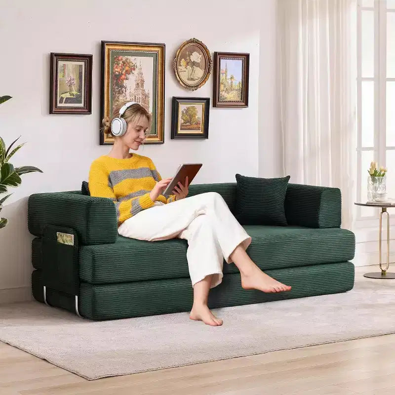 Sofá-cama de chão em bombazina com almofadas, braços e encosto convertíveis, adequado para salas de estar, quartos e apartamentos.