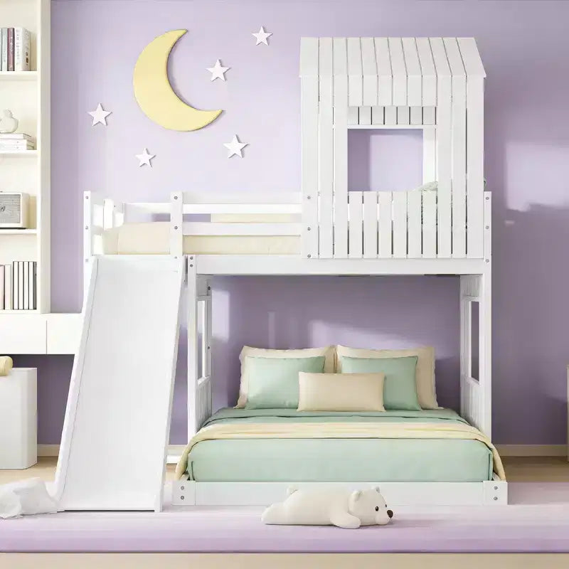 Lit superposé en bois Luxystar avec couchage supérieur une place et inférieur deux places, maisonnette, toboggan et barrières de sécurité