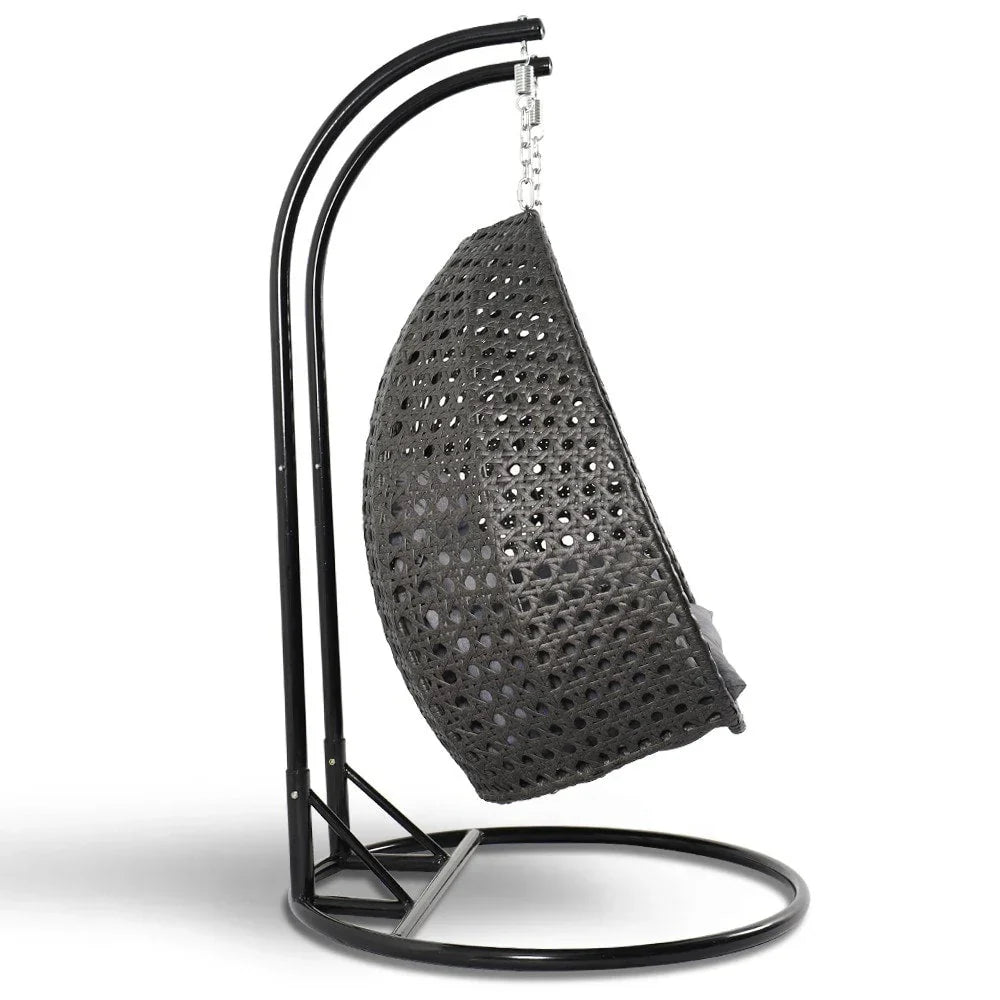 LeisureMod hängender Doppelsitz-Eierstuhl mit Gestell – Outdoor-/Indoor-Hängesessel aus Rattan-Geflecht für Terrasse, Schaukel und Hängeliege mit Polstern