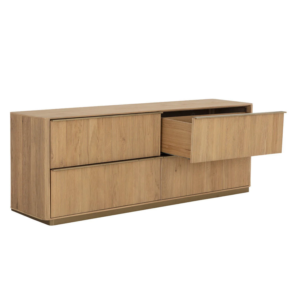 Cómoda moderna em carvalho com acabamento escultural e estriado - quarto | acabamento dourado escovado
