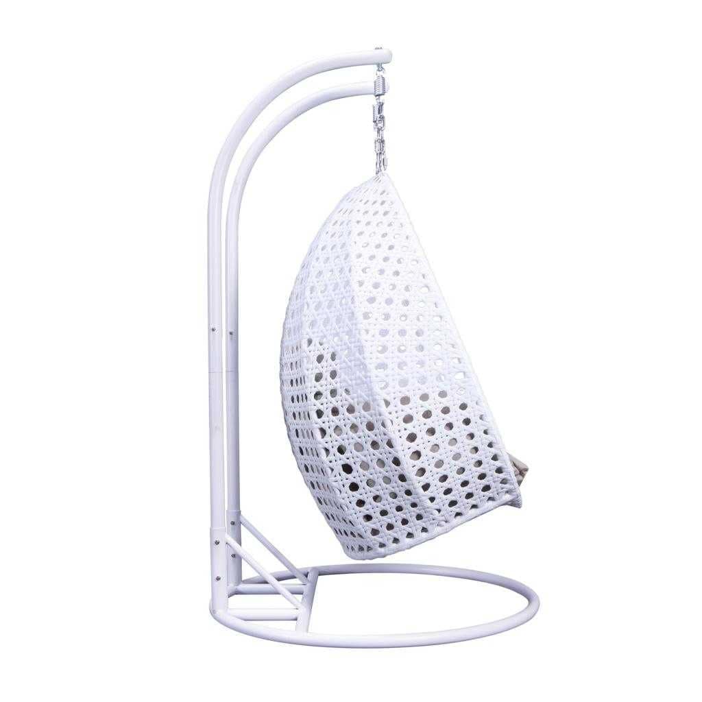 LeisureMod hängender Doppelsitz-Eierstuhl mit Gestell – Outdoor-/Indoor-Hängesessel aus Rattan-Geflecht für Terrasse, Schaukel und Hängeliege mit Polstern