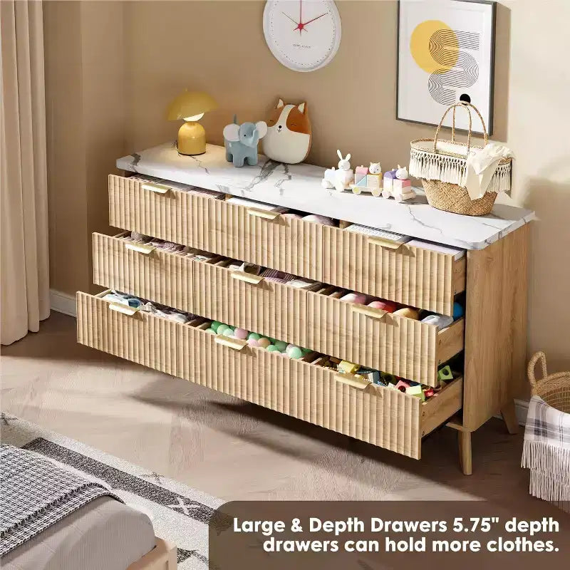 Komoda s 9 rýhovanými zásuvkami, moderní skříňka, dřevěná komoda pod TV, design se zaobleným profilem do obývacího pokoje nebo chodby