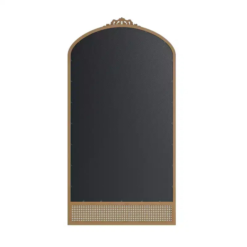37 in. W x 71 in. H Klassischer Wandspiegel mit geschnitztem Bogen, Holzrahmen und Rattan-Unterseite in Braun