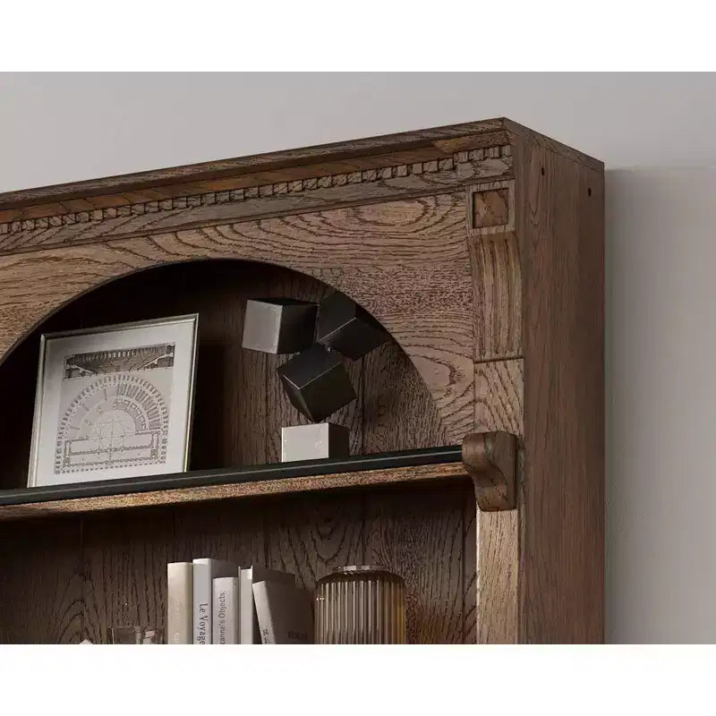 Estante alta tradicional de madeira com arrumação, coleção Stratton, castanho - Martin Furniture
