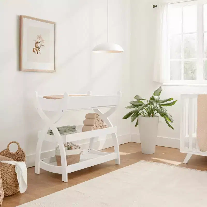 Mesa muda-fraldas Comfy Cubs - construção robusta em madeira, visual intemporal, com duas prateleiras abertas para artigos essenciais do bebé