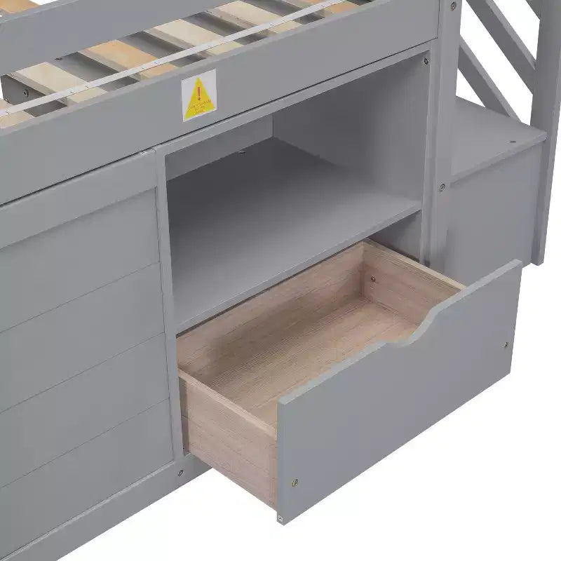 Cama baixa tipo loft individual em madeira maciça, 94.6L x 42.3W, com escada, gaveta e prateleira, design moderno e simples
