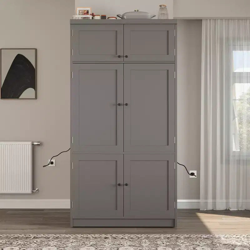 Dispensa alta da cucina con prese di corrente, grande armadio indipendente con supporto per microonde, cassetti, ripiani, portabottiglie e ripiano nell’anta