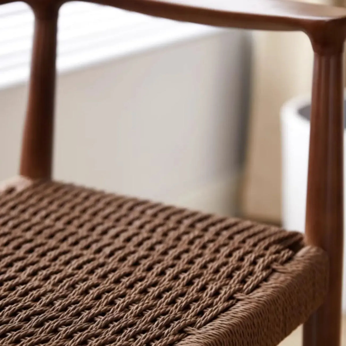Chaise de salle à manger scandinave avec structure en bois courbé, assise tressée et accoudoirs