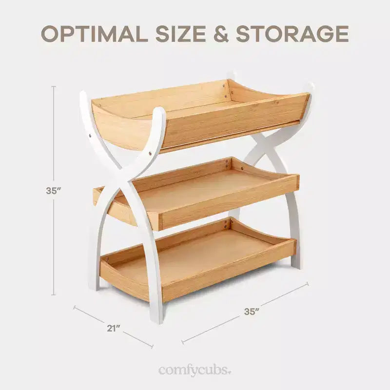 Mesa muda-fraldas Comfy Cubs - construção robusta em madeira, visual intemporal, com duas prateleiras abertas para artigos essenciais do bebé