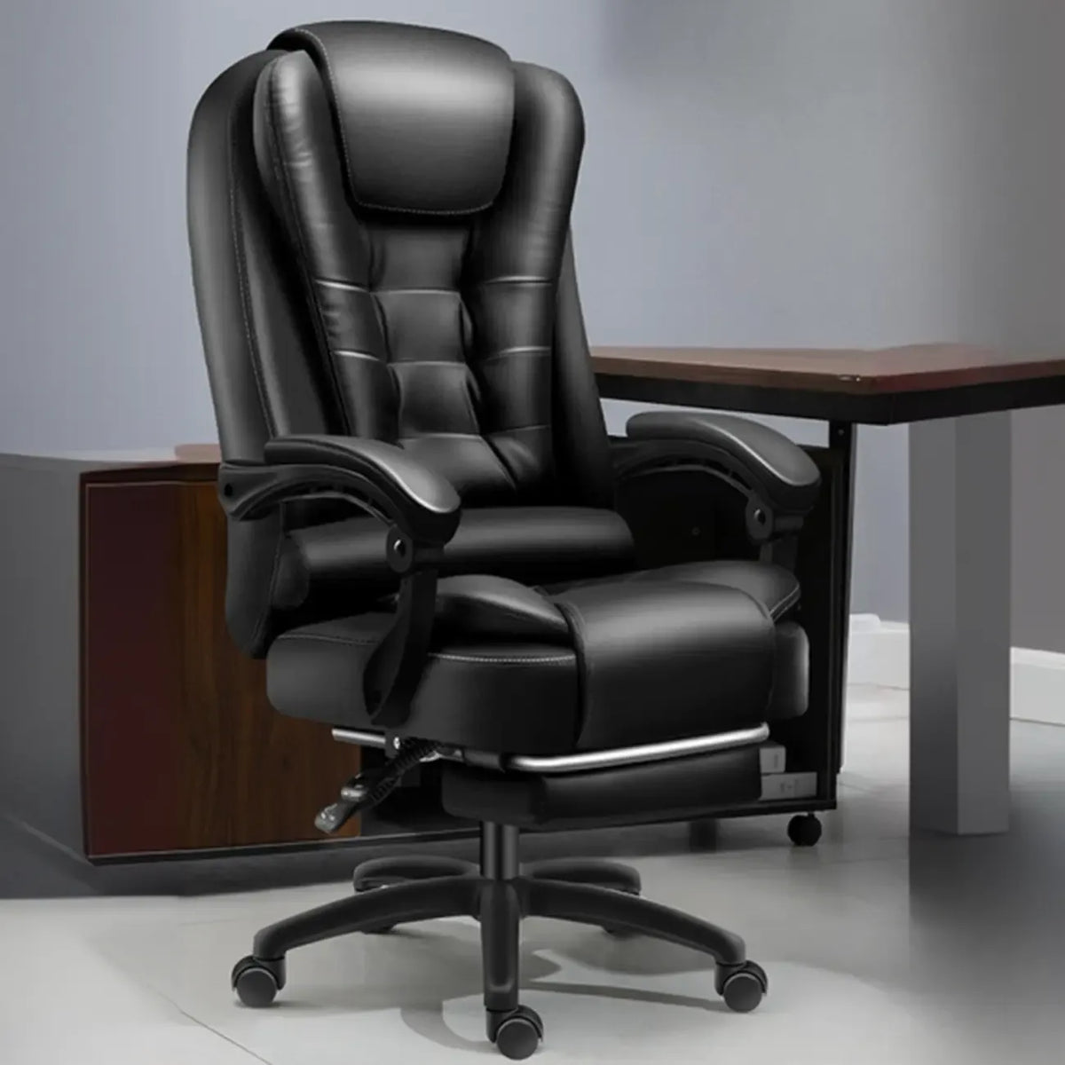 Ergonomické otočné kancelářské křeslo z černé kůže s podnožkou