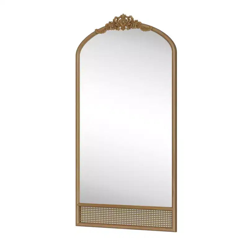 37 in. W x 71 in. H Klassischer Wandspiegel mit geschnitztem Bogen, Holzrahmen und Rattan-Unterseite in Braun