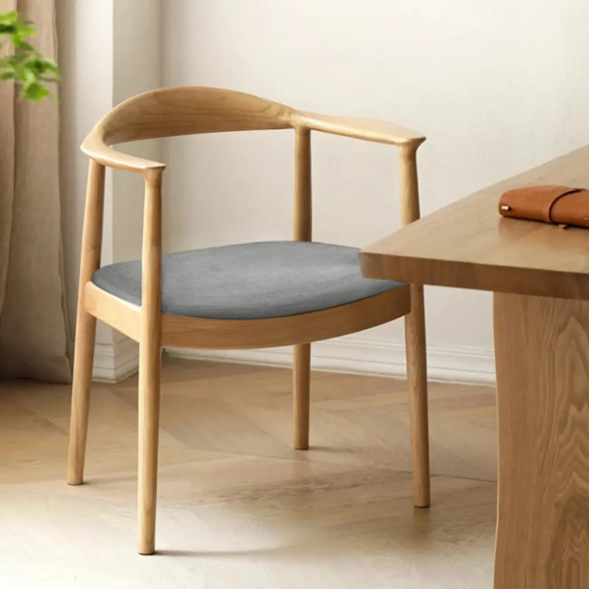 Chaise de salle à manger scandinave avec structure en bois courbé, assise tressée et accoudoirs